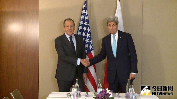 ▲俄羅斯外交部長拉夫羅夫（Sergei Lavrov）在與美國國務卿凱瑞（John Kerry）於蘇黎士會面後，宣布敘利亞內戰和談會議將在近日舉行。（圖／翻攝自推特）
