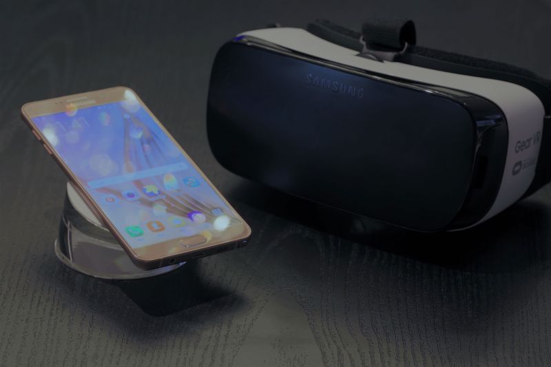 ▲德誼集團旗下通路推出Samsung/HTC 新春專案，買Samsung Note 5 32G搭配門號指定專案4,990元起，再送Samsung Gear VR虛擬實境眼鏡（圖／德誼數位提供）
