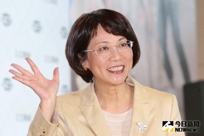 國民黨副總統候選人王如玄（圖）26日在三立電視台，出席副總統候選人電視辯論會，並和現場媒體揮手致意。中央社記者吳翊寧攝 104年12月26日