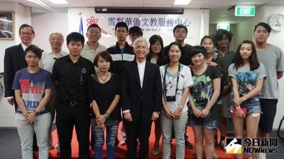 澳洲打工　台背包客關注勞動權 台灣打工度假青年聯盟2日舉辦「對抗無良老闆大作戰」座談會，駐雪梨辦事處處長周進發（前排右4）和雪梨華僑文教服務中心主任鄭介松（後排左1）出席。（雪梨華僑文教服務中心提供）中央社記者王怡文雪梨傳真           103年1月2日