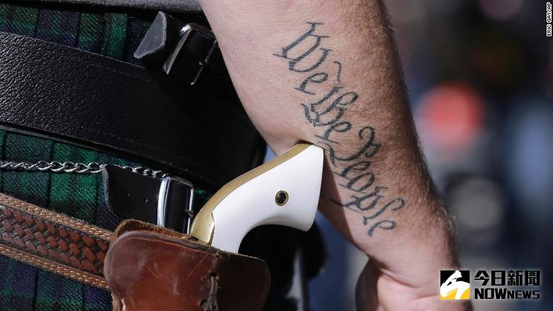 ▲美國德州自今年1月1日起，允許民眾攜帶放在槍套中的手槍上街。（圖／翻攝自cnn）