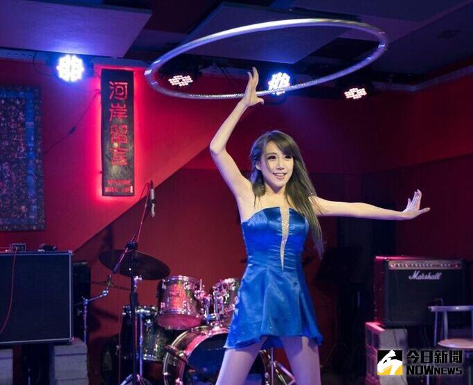 ▲佩珮的呼拉圈特技和獨舞令人驚艷不已。（圖／源鑛娛樂，2016.01.09）