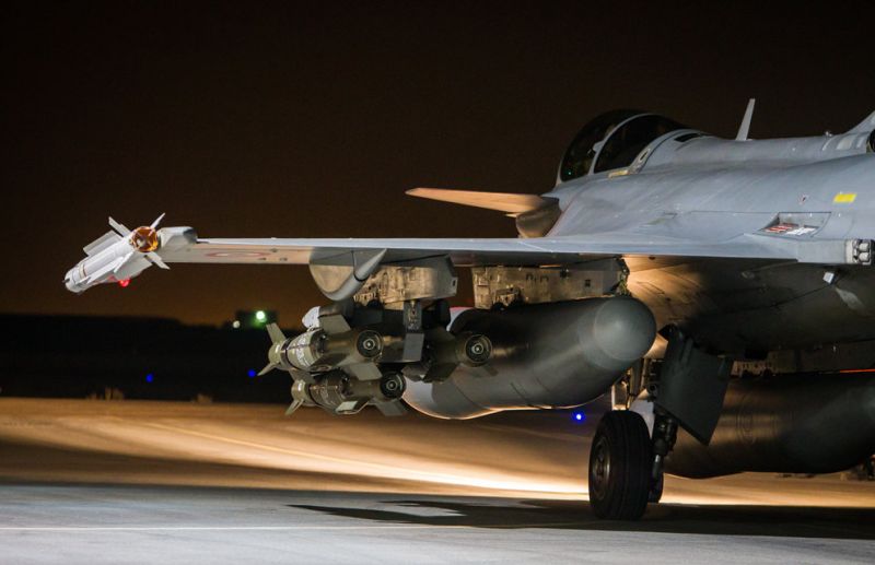 ▲巴黎恐怖攻擊後，法國空軍飆風戰機準備升空空襲敘利亞伊斯蘭國分子。（圖／法國國防部）