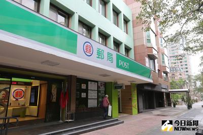 中華郵政啟動「示範郵局」計畫，要將老舊郵局換上新裝，讓民眾耳目一新。首座示範郵局選在台北市仁愛路三段帝寶豪宅旁的仁愛路郵局，裝潢花費近新台幣900萬元，遭民眾質疑獨厚名流。中央社記者徐肇昌攝 104年10月21日