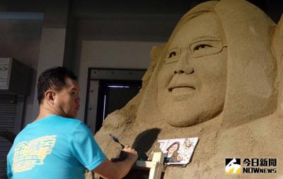 高雄駁二特區總統沙雕展17日新增新出爐的總統當選人蔡英文沙雕，吸引遊客搶拍，也有遊客爭相合影，大家一致表示「好像喔」。中央社記者陳朝福高雄攝  105年1月17日