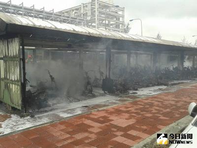 雲林縣消防局30日表示，麥寮六輕南門停車棚火警，初步統計燒毀91部機車，火勢已控制，起火原因調查中，圖為機車被燒得只剩支架。（消防局提供）中央社記者葉子綱傳真  105年1月30日