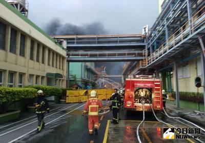 台中市消防局1日凌晨接獲民眾報案，台中市大肚區南榮路一處農藥工廠傳出工廠火警並聽見爆炸聲，消防局緊急派員搶救。(台中市消防局提供)中央社記者趙麗妍傳真 105年2月1日
