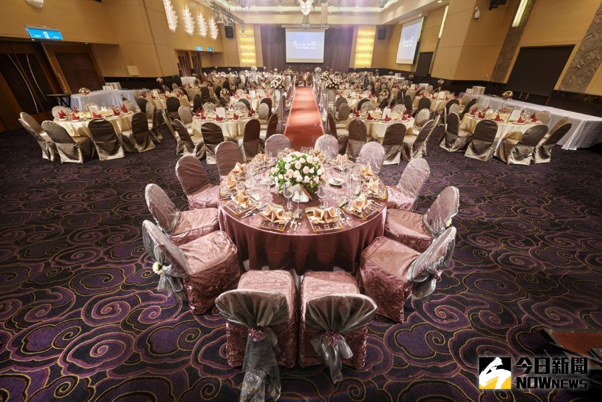▲經濟不景氣，有的公司尾牙預算縮水，規模「大變小」，飯店業者為了搶攻每年超過百億的尾牙春酒商機卯足全力！圖為台北花園大酒店尾牙春酒場地。（圖／台北花園大酒店提供）