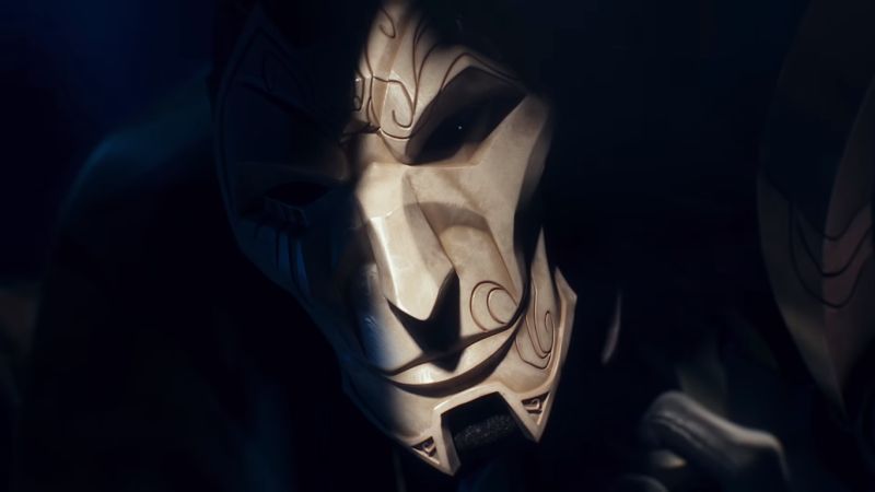 ▲Jhin的面具相當詭異，不免讓人想起電影「歡迎光臨死亡小鎮」。（圖／翻攝自網路）