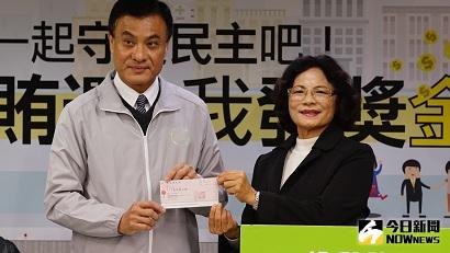 ▲針對有民眾向民進黨檢舉，嘉義縣海區有國民黨籍樁腳涉嫌現金買票案，該案主嫌日前經法院裁定收押後，民進黨7日發出黨史上首筆檢舉賄選獎金10萬元，為求保護檢舉民眾，由嘉義縣黨部代理主委林秋桂代領。（圖／民進黨提供）