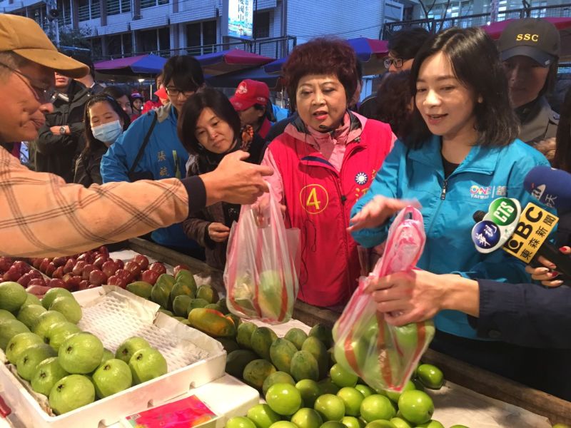 ▲江惠貞與高婉倩到板橋國慶黃昏市場掃街拜票，展現「夫人牌」親和力。（圖／記者黃村杉攝）。