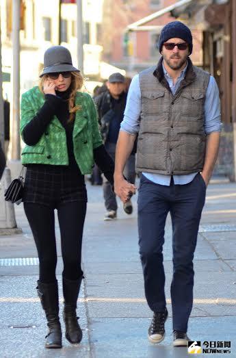 ▲好萊塢巨星萊恩雷諾斯(Ryan Reynolds)身著Moncler羽絨外套難掩其巨星風采。（圖／Moncler）