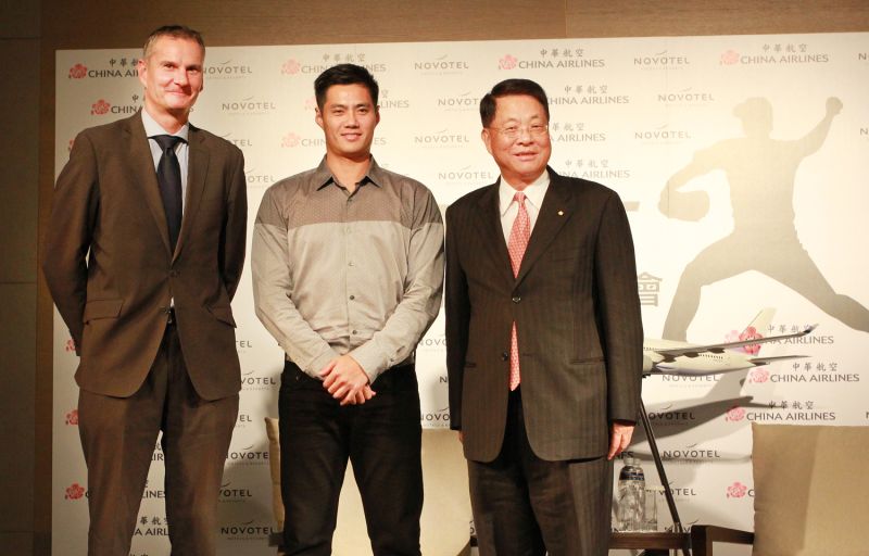 ▲華航董事長孫洪祥（圖右）與台北諾富特總經理Eric Rimbeuf（圖左）一起用行動支持陳偉殷（圖中）。（圖／華航提供）