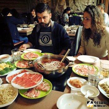 ▲一對熱戀中的情侶在吃火鍋時，竟然為了一顆魚丸就分手了。（圖僅為示意圖／翻攝自yelp）