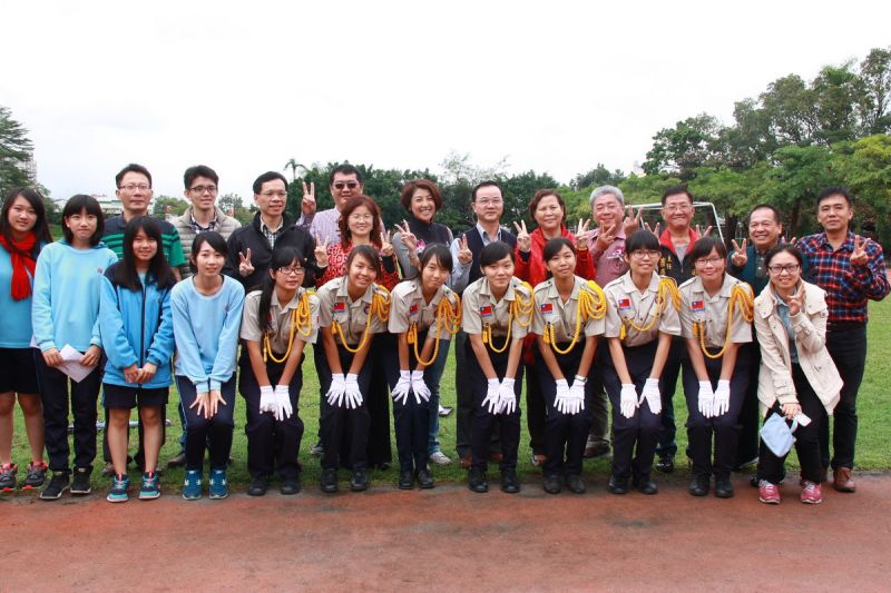 ▲南投高中同學爭相與許立委和宋市長合影留念。（記者扶小萍攝）