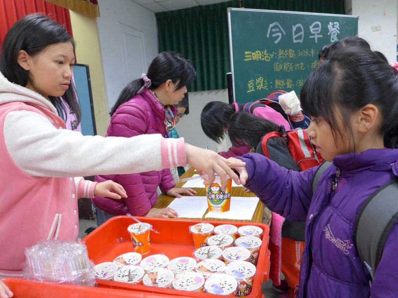 ▲為讓孩子們吃得營養又健康，推出「幸福晨飽多元供餐」計畫，7日在板橋區信義國小正式啟動。（圖／記者黃村杉攝）