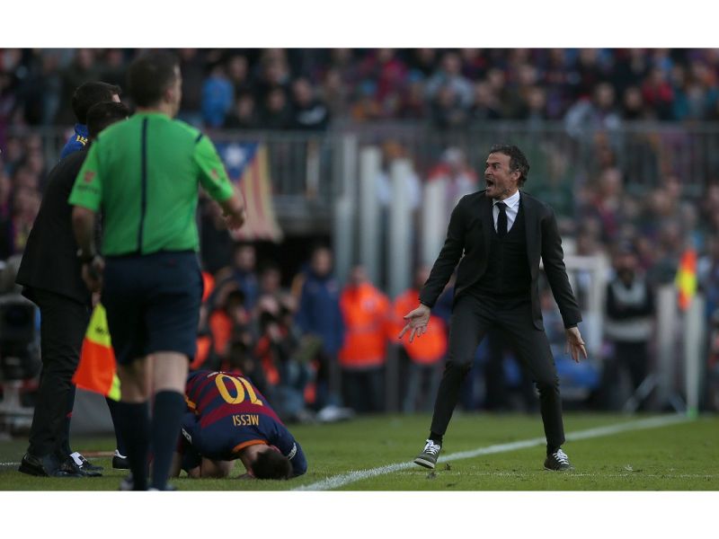 Messi（左）左膝遭踹倒地，主帥Luis Enrique（右）氣到爆。（圖／美聯社／達志影像）