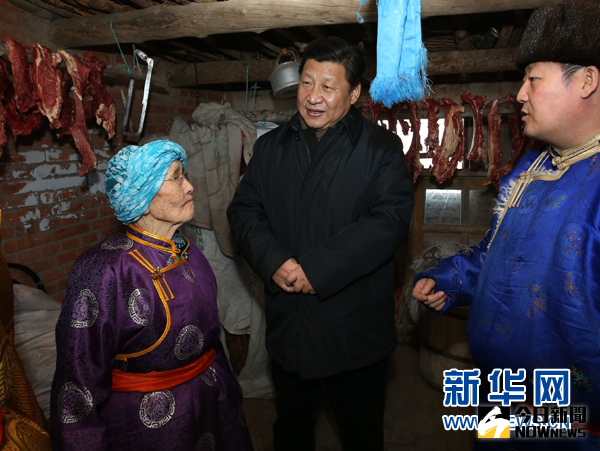 2014年1月27日，習近平在錫林郭勒盟81歲的牧民瑪吉格家了解生活情況。