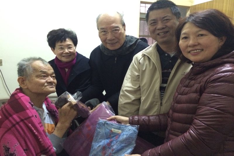 ▲歡喜希望基金會董事長前立委洪玉欽夫婦(後排兩人)、婦聯會西港支會方一峰夫妻(前排兩人)和常委、委員探訪西港區劉厝里弱勢鄉親。（圖／記者黃芳祿攝）