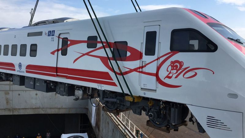 ▲台鐵增購2組(16輛)普悠瑪自強號，今明兩天(24、25)陸續運抵台中港，預計105年春節可投入營運。（圖／台鐵局提供）