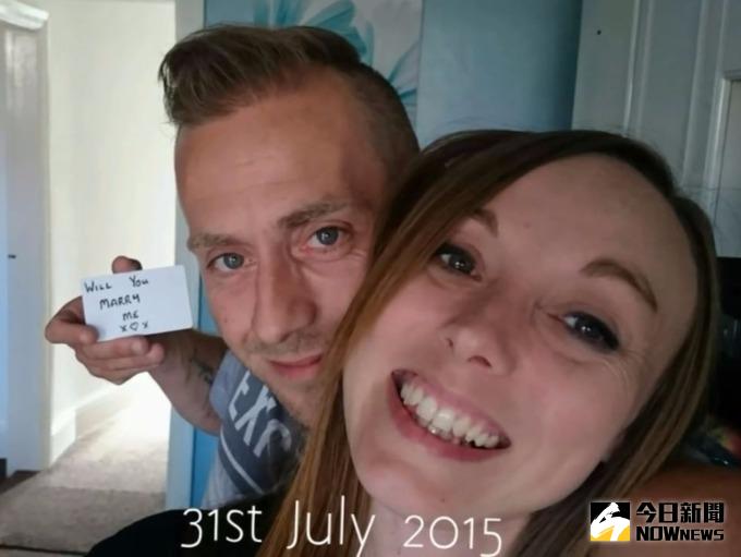 ▲38歲的雷（左）在和女友克萊兒（右）的自拍照中拿出求婚字卡，女友竟然都沒發現。（圖／翻攝自itv）