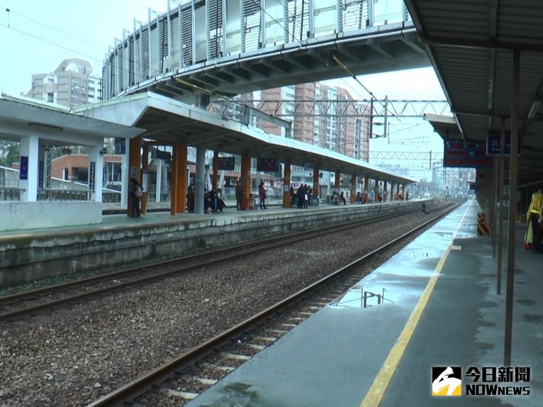 ▲。內壢火車站出入口僅前站一處，後站居民必須先至前站出站以後再走天橋至後站。