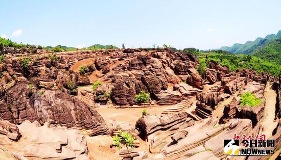 圖為紅石林吸引遊客觀賞拍攝。