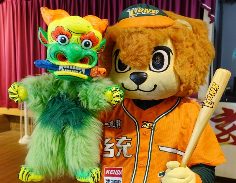 ▲萊恩玩起劍獅布袋戲。（圖／統一獅提供）