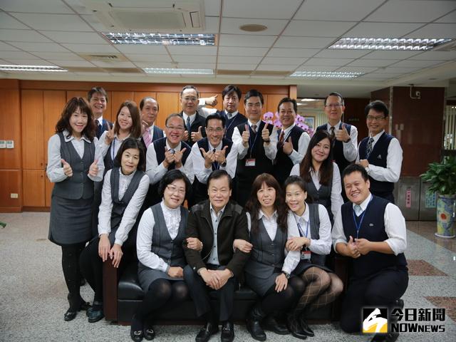 ▲大里農會總幹事林永建（前排左二）退休　。（圖／林重鎣攝）