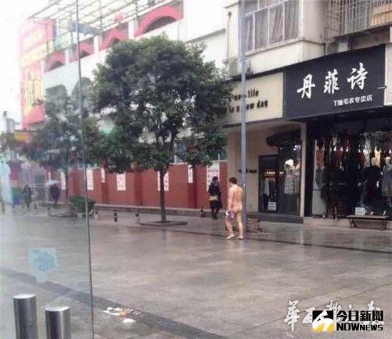 ▲大陸一名男子為轉運，在街上裸奔800公尺。（圖／翻攝自華西都市報）