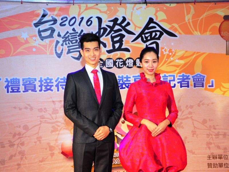 ▲台灣燈會禮賓大使服裝是由「2015年世界洋服大賽」冠軍設計師廖佳琳設計，用桃紅色搭配桃型燈籠裙擺。