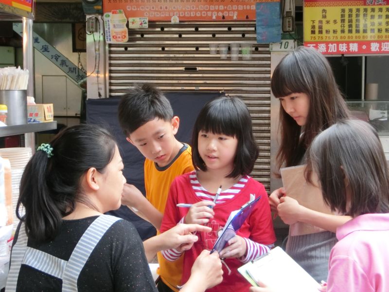 ▲中山國小同學採訪晴光攤商。（圖／台北市中山國小提供）