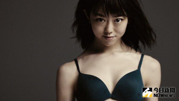 ▲峯岸南新廣告形象大轉變。（圖／翻攝自無花果@受験 推特）