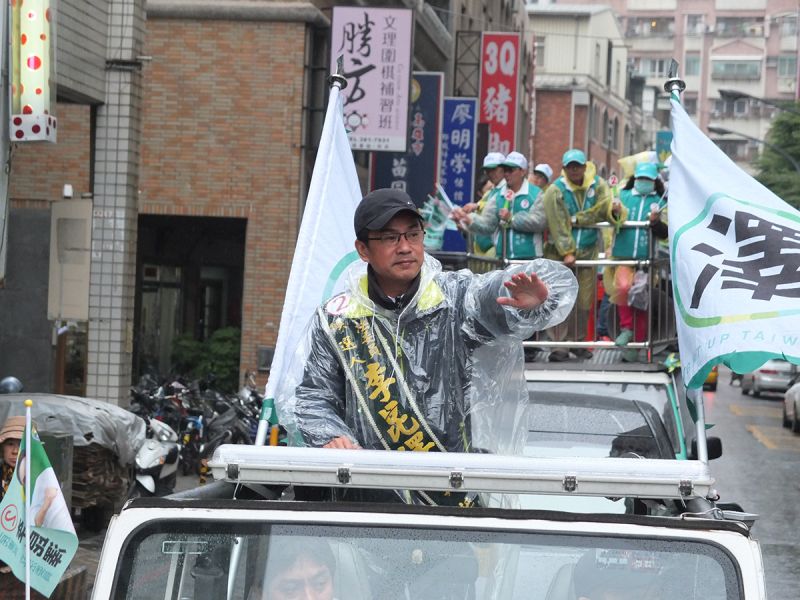 ▲選戰倒數24小時，三民東區立法委員候選人李昆澤從大清早就馬不停蹄展開拜票行程與車隊掃街。（圖／李昆澤競選總部提供）