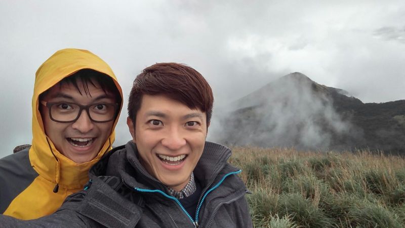 ▲「雙豪主播」簡至豪（右）、賴思豪急凍全紀錄。（圖／中天，2016.01.22）