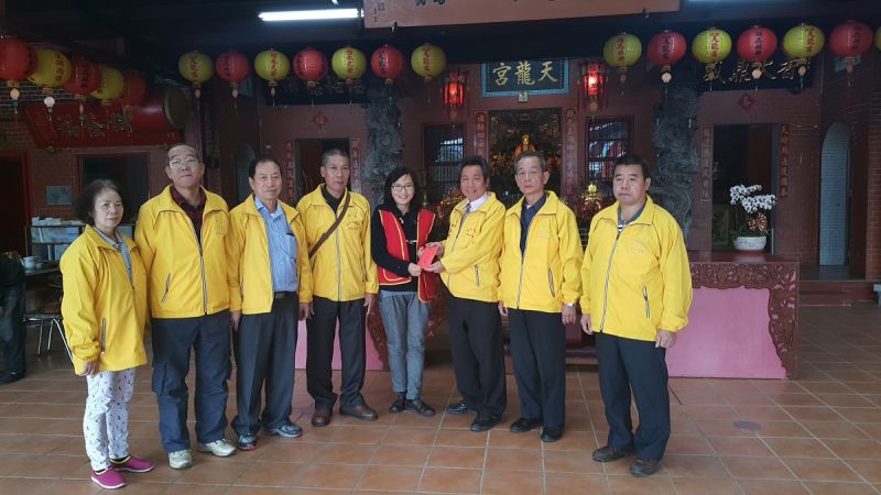 ▲深坑天龍宮冬令救濟　捐贈白米與紅包