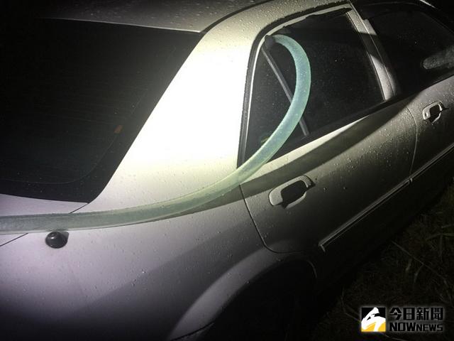 ▲警方救回引廢氣輕生者。（圖／林重鎣翻攝）