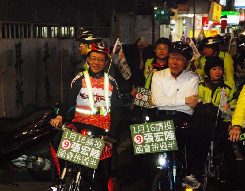 ▲張宏陸、柯文哲自行車隊繞行板橋西區，沿途吸引大批  民眾歡迎。（圖／翻攝自網路）