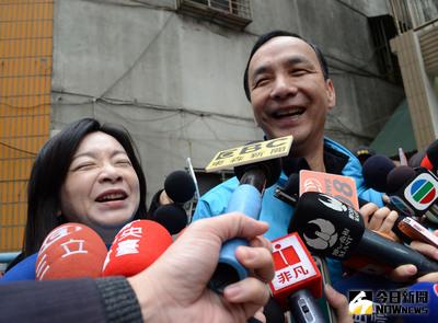 國民黨總統候選人朱立倫（右）14日偕妻高婉倩（左）在新北市大掃街，由於天冷，媒體詢及有無帶暖暖包保暖，高婉倩笑說，「我陪他，OK啦」，2人放閃笑開懷。中央社記者王鴻國攝 105年1月14日