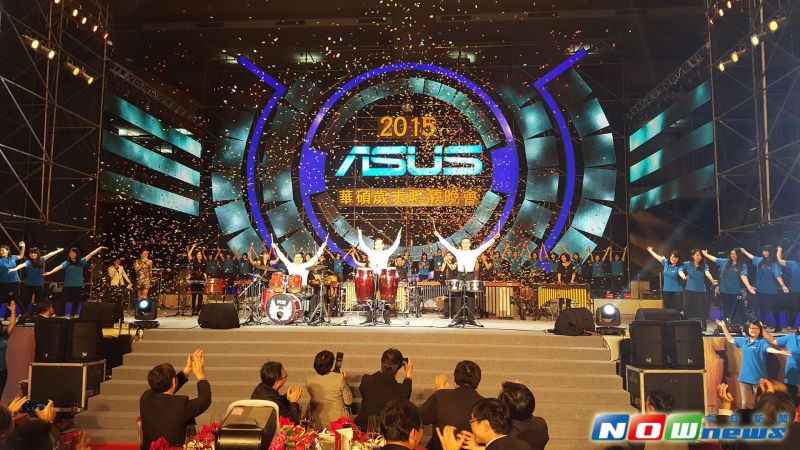 ▲華碩尾牙董事長施崇棠、副董事長曾鏘聲與執行長沈振來，率領百位同仁合奏華碩之歌「Say ASUS」（圖／記者甘偉中攝，2016.01.17）