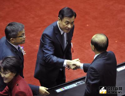 第9屆立法院1日開議，角逐立法院長的民進黨立委蘇嘉全（中）與國民黨立委王金平（右）握手致意。中央社記者徐肇昌攝 105年2月1日