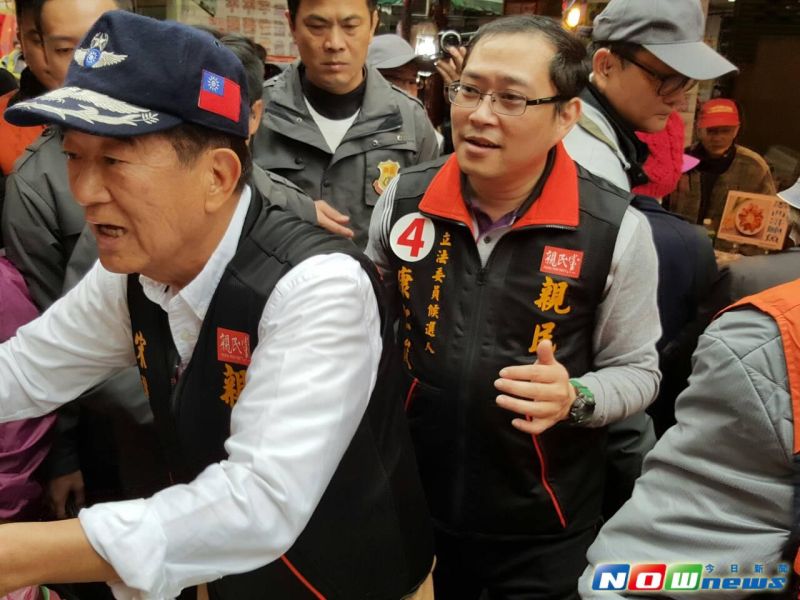 ▲親民黨主席暨總統候選人宋楚瑜今日來到板橋福德市場與立委候選人康仁俊掃街拜票，早市中充滿買菜的民眾，加上宋的隊伍，現場顯得十分擁擠。（圖／孫偉倫攝, 2016.1.14）