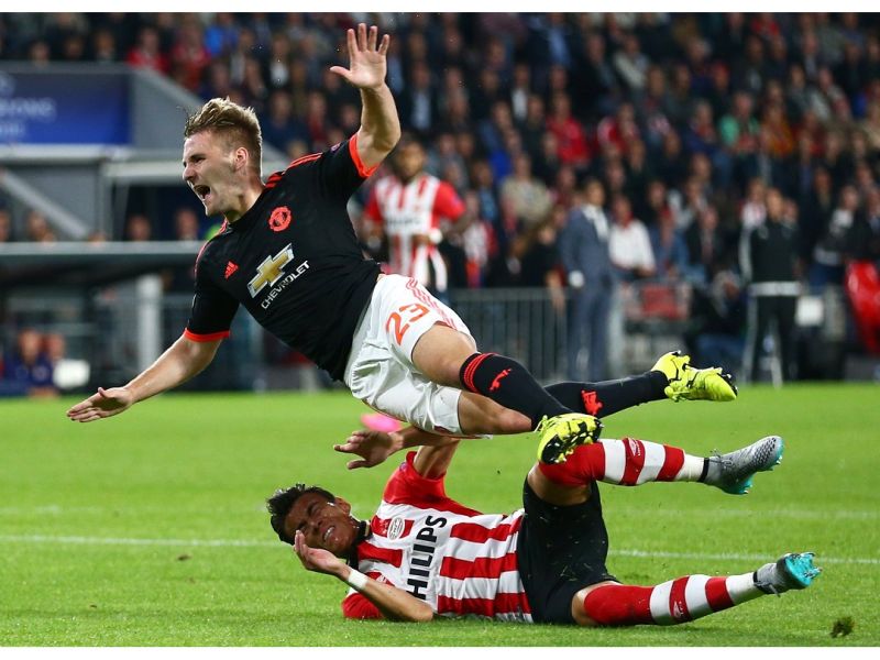 曼聯新星Luke Shaw（上）被Héctor Moreno飛鏟，造成右腳兩處骨折。（圖／美聯社／達志影像）