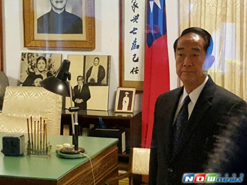 ▲親民黨主席宋楚瑜11日慈湖與頭寮謁靈，並提到故總統蔣經國是在28年前的今天最後一次召見他，宋楚瑜十分感念蔣經國的治理風格，宋以自己為例，說明蔣經國對於自己貼身幕僚的追蹤督導。圖為宋楚瑜參觀蔣經國紀念館的蔣經國辦公室的還原陳設。（圖／孫偉倫攝, 2016.1.11）