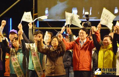 民進黨總統候選人蔡英文（前右3）6日晚間在基隆表示，基隆一向是民進黨在台灣選舉比較艱困的地方，但大家勇於改變，台灣的改革已經不能等了。中央社記者黃旭昇基隆市攝　105年1月6日