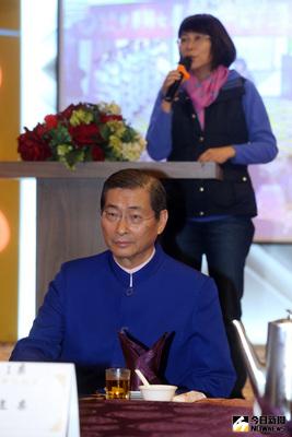 國民黨副總統候選人王如玄（後）8日在台北，出席中華婦女聯合會第一屆第三次會員大會，中華統一促進黨總裁張安樂（前）也出席活動。中央社記者吳家昇攝 105年1月8日