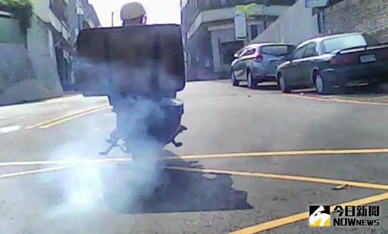 ▲二行程機車所排放的廢氣造成高汙染'，根據統計，台中市機車數量多達168萬多輛，全國第三多，平均每5個人就有3個人屬於機車族，每年排放碳氫化合物約達8,501公噸，可能影響呼吸系統及中樞神經，也為臭氧前驅物，容易造成眼睛及呼吸道刺激等問題，台中市環保局除加