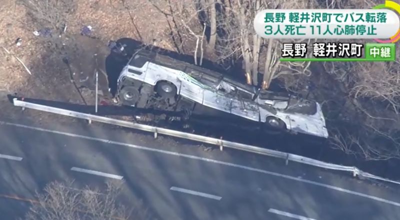 日本輕井澤巴士15日翻覆墜崖，已知造成14死27傷。（圖／翻攝自NHK.2016.1.15）