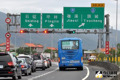國道5號大客車行駛路肩及主線紅綠燈儀控措施20日首度試辦，高公局說，大客車宜蘭到台北平均可快11分鐘。中央社記者沈如峰宜蘭縣攝　104年12月20日