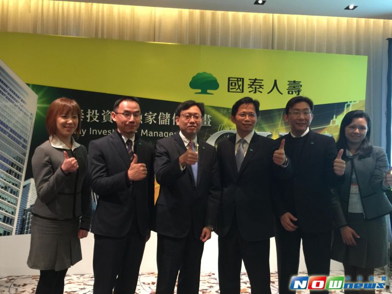 國泰金控旗下國泰人壽宣布，啟「CIM投資金融家儲備計畫」，預計招募30人，大學畢業月薪5.5萬，碩士畢業月薪6萬元，表現傑出者年薪甚至可破百萬。（圖／記者顏真真攝，2016.1.19）